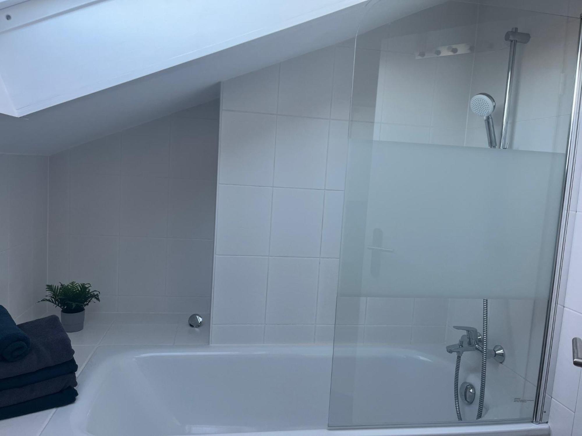 Helle, Ruhige Mit Balkon Appartement *